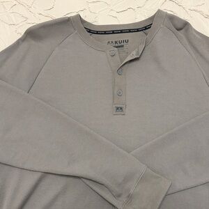 KUIU Men's Long Sleeve Henley in Light Gray